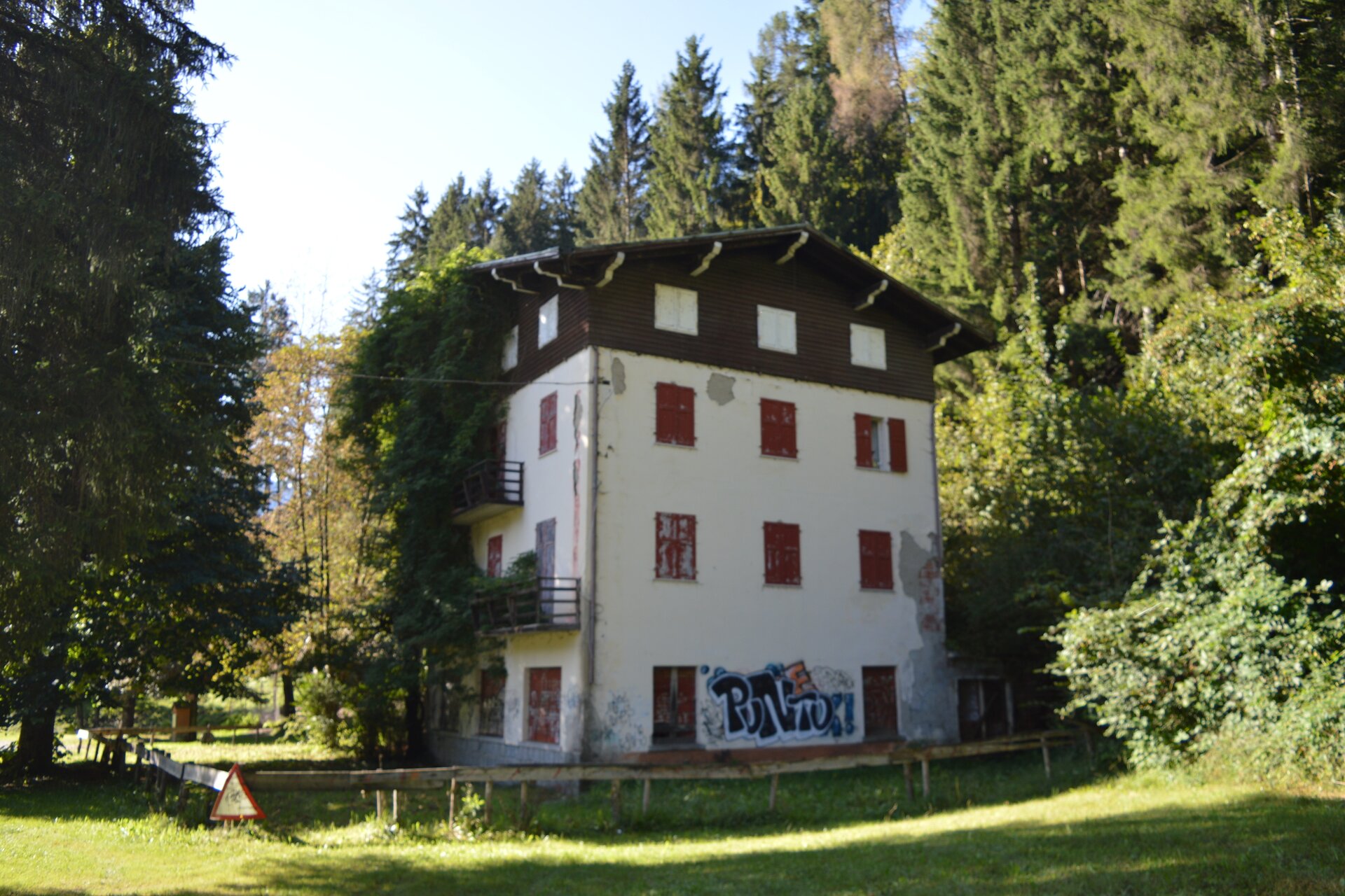 Independent building Caderzone